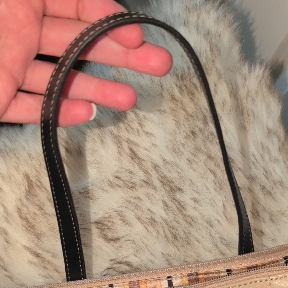 Tignanello Tan Shoulder Bag with Textured Leather and Metal Hardware In Amazing! - Picture 10 of 10